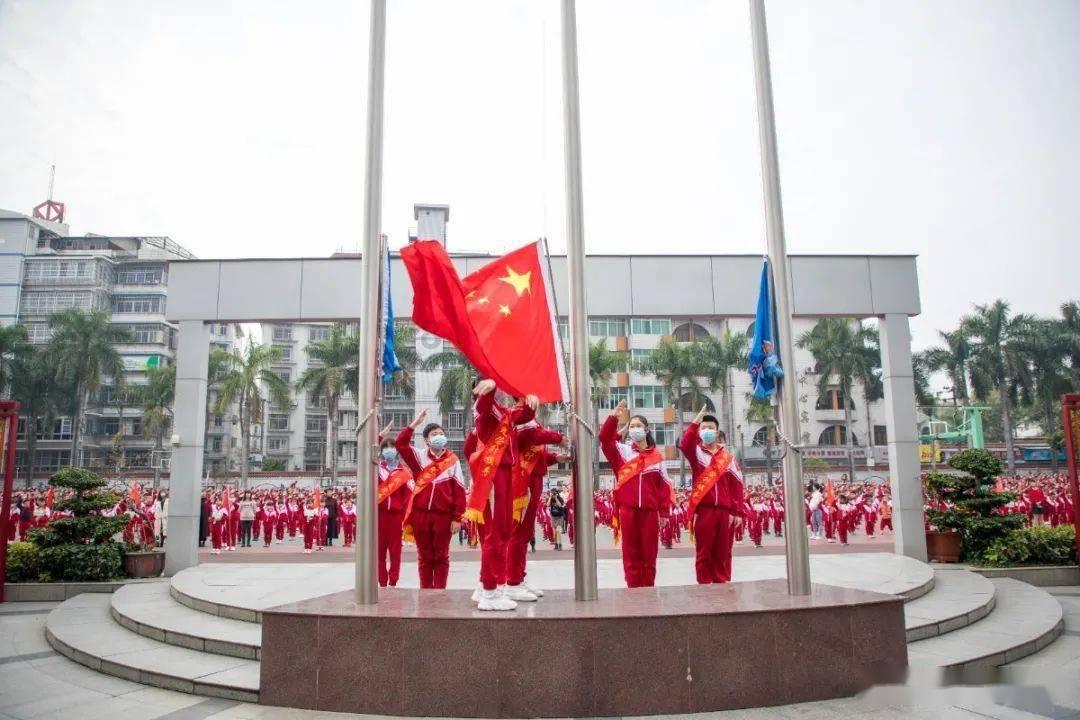 大型警车找轮胎